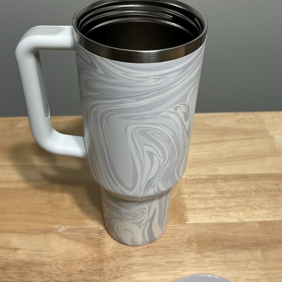 Stanley 40 oz (small dent at bottom- otherwise EUC) - Picture 6 of 7